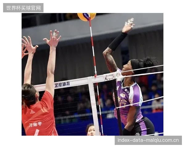杰西·马希的临场指挥能力将面临大考,他能否通过精准换人扭转战局备受关注。 杰西·马希的临场指挥能力将面临大考,他能否通过精准换人扭转战局备受关注。